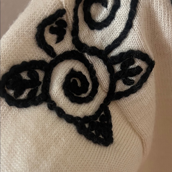 Vintage Wool Blend Mock Turtleneck Cream Sweater with Black Embroidery Medium - Picture 6 of 6